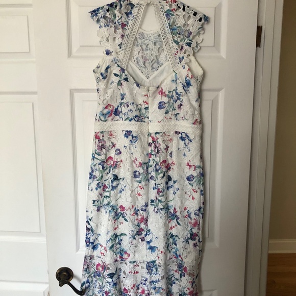 Pretty dress with lace detailing - Picture 2 of 3